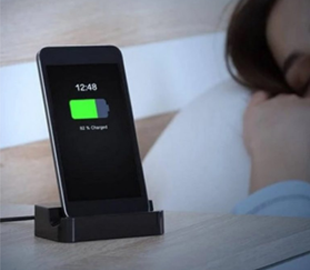 Чому не можна залишати телефон на зарядці на всю ніч