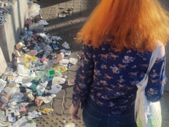 На київському вокзалі побачили купу сміття посеред тротуару: після обговорення в соцмережах її начебто прибрали