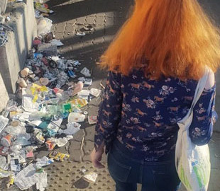 На київському вокзалі побачили купу сміття посеред тротуару: після обговорення в соцмережах її начебто прибрали