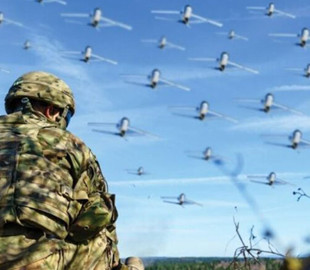 Рої із сотнями дронів, якими керує один оператор, можуть з’явитися на фронті у 2026 році