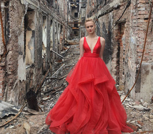 Випускниця з Харкова в ошатній сукні показала, що "рускій мір" зробив із її школою: фото