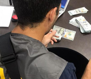 Співробітника СБУ затримали під час отримання хабара в $60 тисяч від “майнерів”