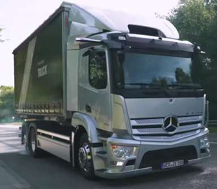 Автоблогери влаштували тест-драйв нової електричної вантажівки Mercedes-Benz eActros