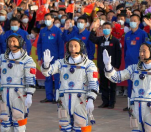 Китай відправив в космос трьох астронавтів в процесі підготовки місячної місії