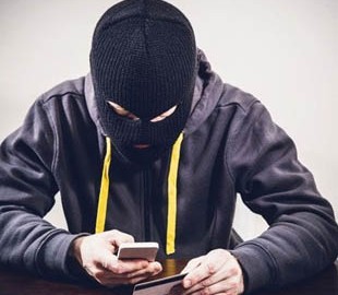 Псевдоработник банка выманил у женщины почти 14 тысяч гривен