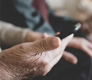 Смартфон у руках бумерів: чому пенсіонери не відриваються від екранів