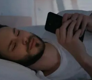 Як вручну перевести час на зимовий у телефоні: інструкція для Android та iPhone