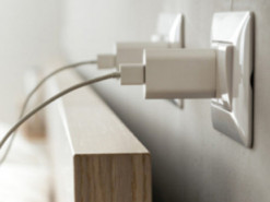 До чого може призвести звичка залишати зарядний блок у розетці: можливі наслідки