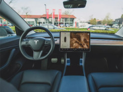 Tesla розкрила подробиці весняного оновлення ПЗ своїх електрокарів