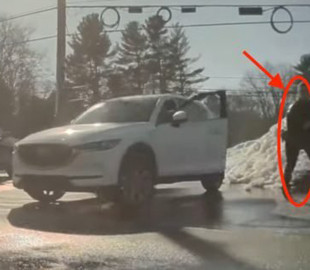 Відео дня: небайдужа жінка намагалася зупинити безпілотний електромобіль Tesla та врятувати його від аварії