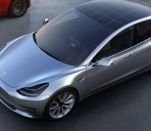 Ілон Маск пояснив відсутність сонячних панелей у електрокарах Tesla