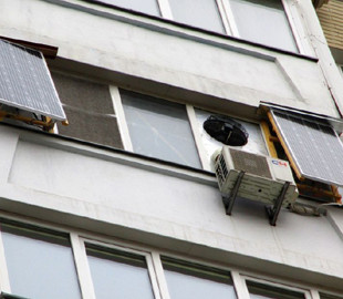 Загадковий шум та сонячні батареї: в Києві помітили дивний балкон