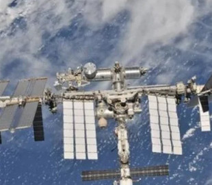 Розлетівся на 100 осколків: супутник РФ зруйнувався на небезпечній дистанції від МКС