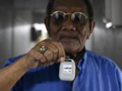 У Сінгапурі людям без смартфонів роздають Bluetooth-пристрої для відстеження коронавірусу