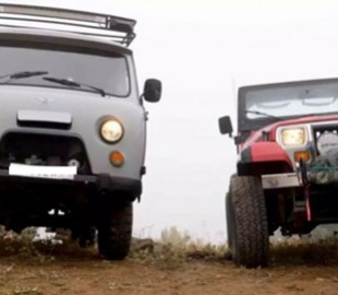 Блогеры из США провели сравнение УАЗ-452 и Jeep Wrangler на бездорожье