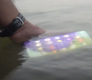 Експерти пояснили, що треба робити, якщо телефон упав у воду або сильно намок