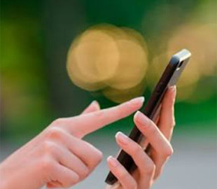 Вчені з’ясували, як залежність батьків від смартфонів впливає на дітей