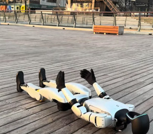 Цей китайський робот надзвичайно вправно справляється з найбільшою проблемою роботів