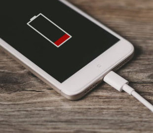 Чому не можна користуватися смартфоном під час зарядки: названо дві причини