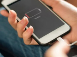 Чи споживає зарядка електрику, якщо її залишити в розетці: відповідь експертів