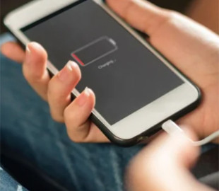 Чи споживає зарядка електрику, якщо її залишити в розетці: відповідь експертів