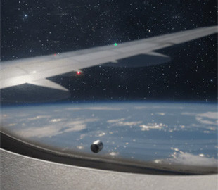 Інженерний трюк: чому в ілюмінаторах літаків завжди є маленький отвір