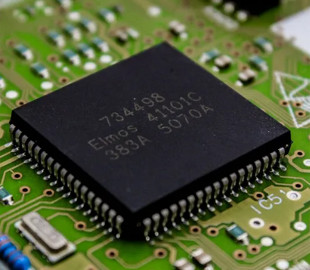 Увесь світ охопила "війна за чипи": ціни на техніку в Україні можуть різко зрости