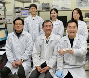 Корейские учёные преобразуют тепло тела в электричество для гаджетов