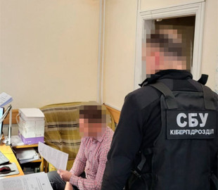 5 мільйонів переплати за супутникові телефони для ЗСУ: ексчиновника Полтавської міськради посадили під домашній арешт