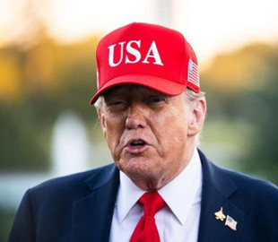 79-річний Трамп на авіаносці повторив той самий танець, після якого його порівняли з Єльциним