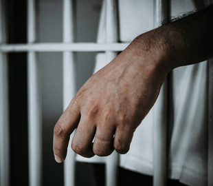 На Хмельниччині за зґвалтування малолітнього хлопчика нелюд отримав 13 років тюрми