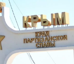 В окупованому Криму облили червоною фарбою мурал із російським солдатом (ФОТО)