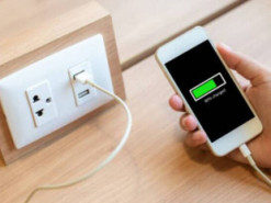 Чому не варто активно користуватися смартфоном під час заряджання