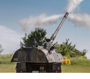 Українські захисники нищать ворогів із самохідної гаубиці PzH 2000 (Відео)