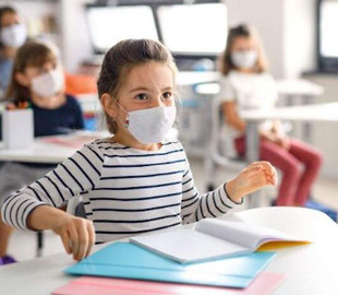 Школы со 100% вакцинированных педагогов должны вернуть учеников за парты – Шкарлет