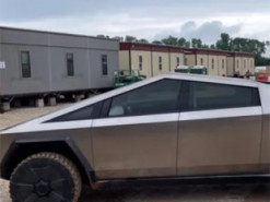Маск прокатился на Tesla Cybertruck и показал ее интерьер