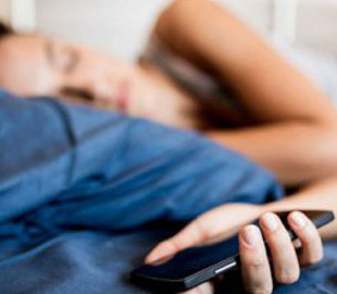 Сон зі смартфоном: чому спати поряд із гаджетом шкідливо для здоров'я