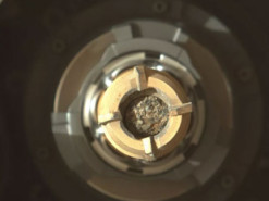 Марсоход Perseverance успешно вернулся к сбору проб марсианского грунта после очистки буровой установки