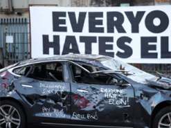 Критики Маска під час акції в Лондоні кувалдами розгромили Tesla