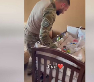 Опубликовано видео первой встречи бойца ВСУ с новорожденным сыном