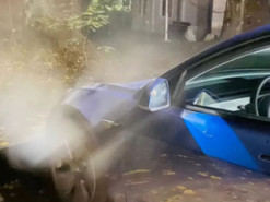Електромобілі Tesla виділяють пару при швидкій зарядці