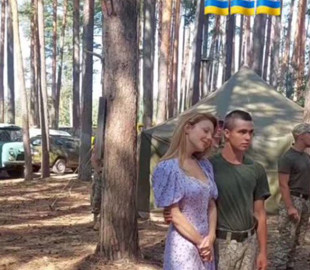 У квітковій сукні: Кароль повернулася в Україну й виступила перед захисниками