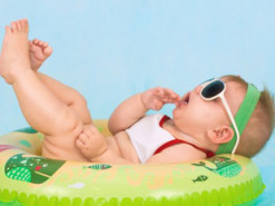 В інтернеті з'явився новий челендж – тепер матусі регочуть з реакції своїх дітей на воду