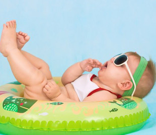 В інтернеті з'явився новий челендж – тепер матусі регочуть з реакції своїх дітей на воду