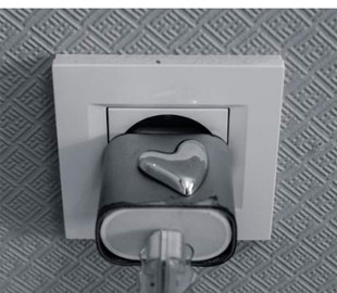 Три причини, чому не можна залишати зарядку від телефона в розетці