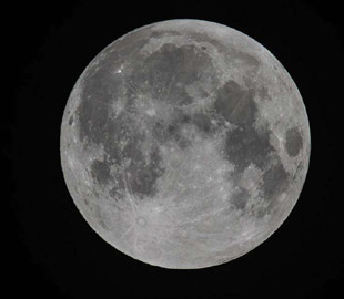 У Місяць врізався невідомий об'єкт штучного походження. Фото