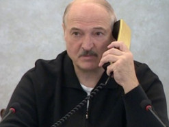 Лукашенко каже, що не користується мобільним – усвідомив його недоліки