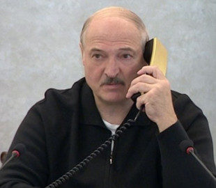 Лукашенко каже, що не користується мобільним – усвідомив його недоліки