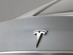 У Канаді водію Tesla висунули звинувачення — він задрімав, поки автівка на автопілоті розігналась до 150 км/год