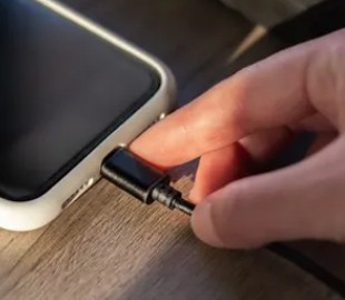 У Києві відвідувач Епіцентру викрав телефон працівника гіпермаркету, який той поставив на зарядку - що вирішив суд